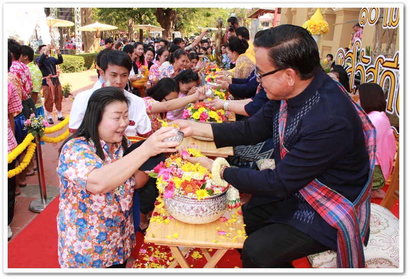พช.นครพนม-เข้ารดน้ำขอพรจาก นายสมชาย วิทย์ดำรงค์ ผู้ว่าราชการจังหวัดนครพนม นางปัทมา วิทย์ดำรงค์ นายกเหล่ากาชาดจังหวัดนครพนม