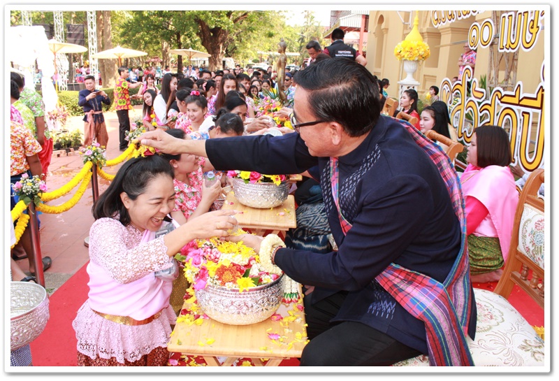 พช.นครพนม-เข้ารดน้ำขอพรจาก นายสมชาย วิทย์ดำรงค์ ผู้ว่าราชการจังหวัดนครพนม นางปัทมา วิทย์ดำรงค์ นายกเหล่ากาชาดจังหวัดนครพนม