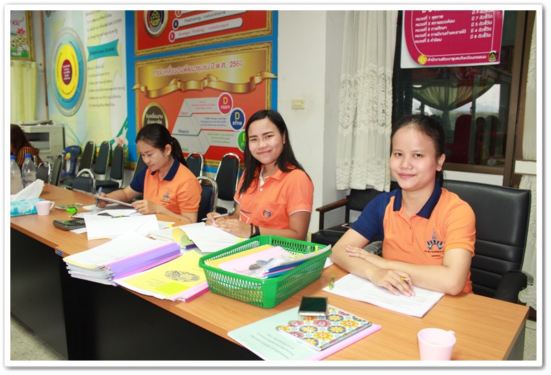 พช.นครพนม-ประชุมคณะทำงานขับเคลื่อนกองทุนพัฒนาบทบาทสตรีจังหวัดนครพนม เดือน เม.ย.61