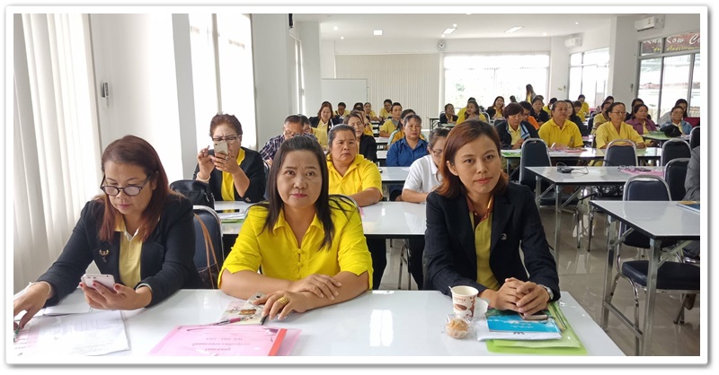 พช.นครพนม-ประธานพิธีเปิดโครงการประชุมเชิงปฏิบัติการเจ้าหน้าที่พัฒนาชุมชนและองค์กรสตรีในการขับเคลื่อนยุทธศาสตร์กองทุนพัฒนาบทบาทสตรีจังหวัดนครพนม ประจำปี 2561