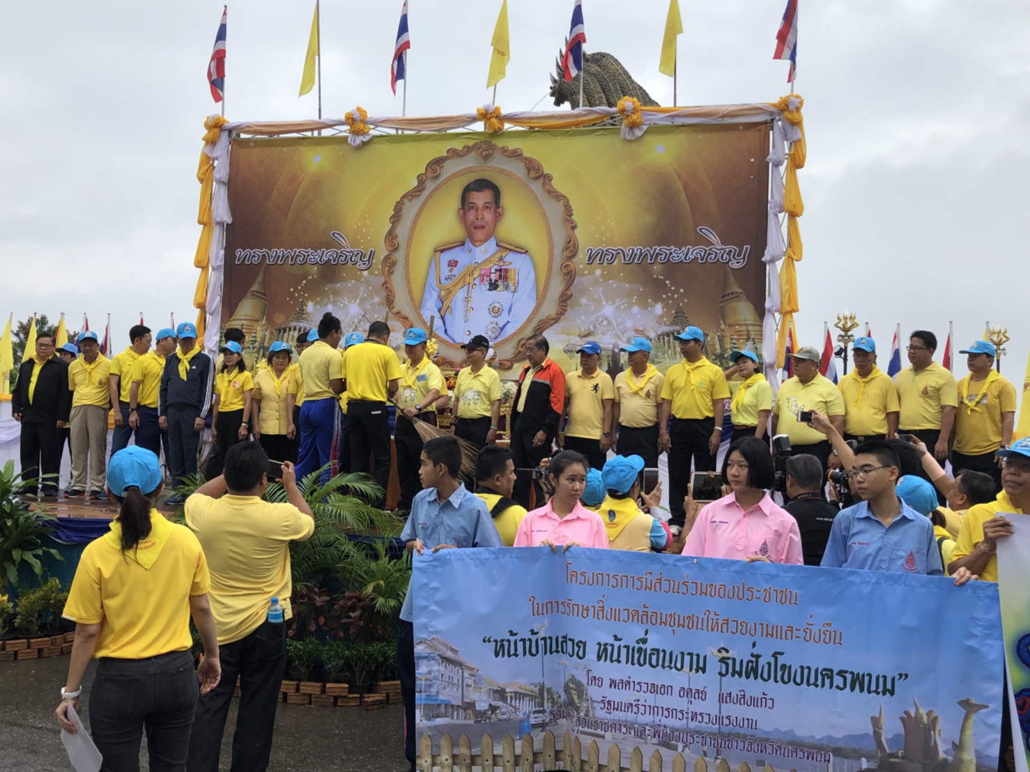 พช.นครพนม-ร่วมกิจกรรมจิตอาสา ตามโครงการการมีส่วนร่วมของประชาชนในการรักษาสิ่งแวดล้อมชุมชนให้สวยงามและยั่งยืน “หน้าบ้านสวย หน้าเขื่อนงาม ริมฝั่งโขงนครพนม”