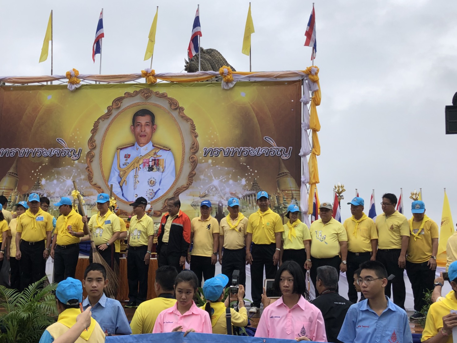 พช.นครพนม-ร่วมกิจกรรมจิตอาสา ตามโครงการการมีส่วนร่วมของประชาชนในการรักษาสิ่งแวดล้อมชุมชนให้สวยงามและยั่งยืน “หน้าบ้านสวย หน้าเขื่อนงาม ริมฝั่งโขงนครพนม”