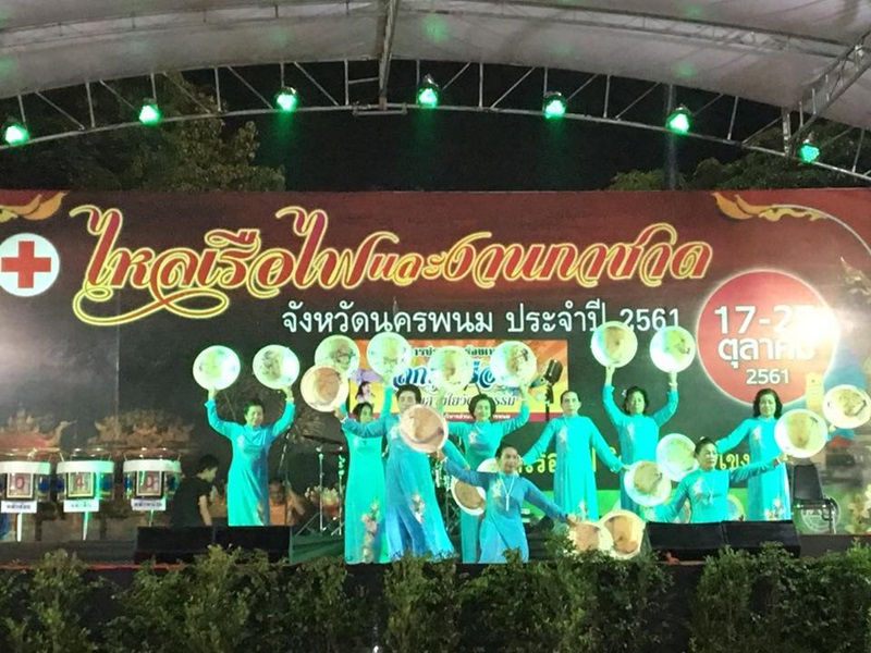 นครพนม-หมู่บ้าน OTOP เพื่อการท่องเที่ยวจังหวัดนครพนม หมู่บ้านลุงโฮการแสดงศิปวัฒนธรรมในงานประเพณีไหลเรือไฟและงานกาชาดจังหวัดนครพนม