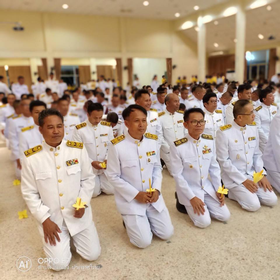 นครพนม-พสกนิกรนครพนมประกอบพิธีถวายบังคมและจุดเทียนเพื่อน้อมรำลึกในพระมหากรุณาธิคุณ พระบาทสมเด็จพระปรมินทรมหาภูมิพลอดุลยเดช บรมนาถบพิตร