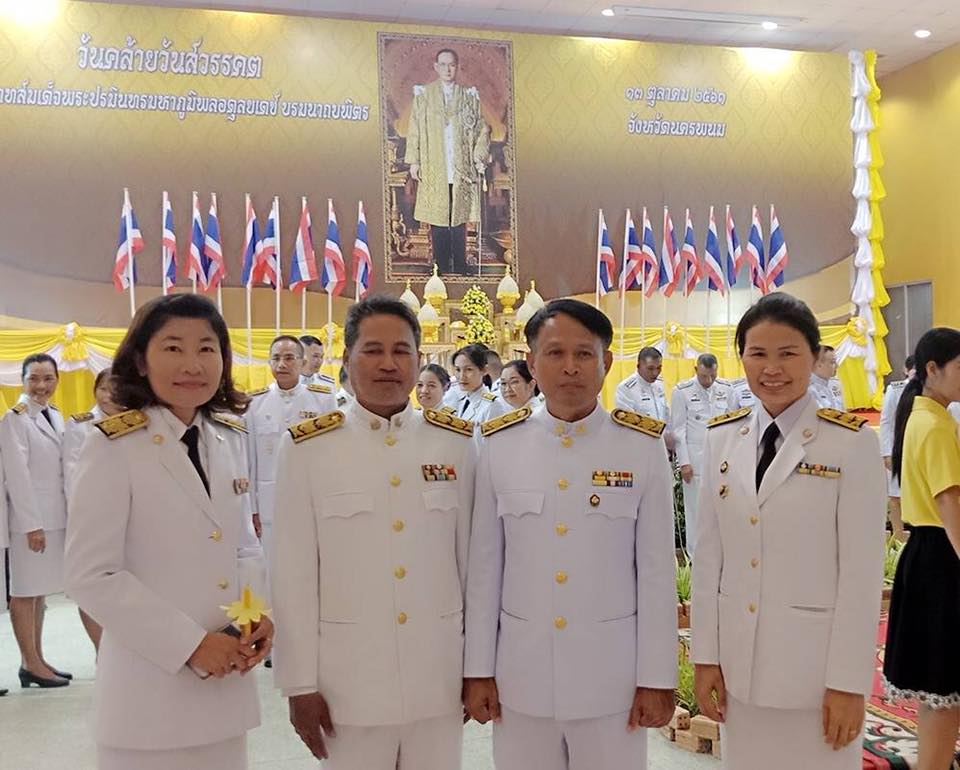 นครพนม-พสกนิกรนครพนมประกอบพิธีถวายบังคมและจุดเทียนเพื่อน้อมรำลึกในพระมหากรุณาธิคุณ พระบาทสมเด็จพระปรมินทรมหาภูมิพลอดุลยเดช บรมนาถบพิตร
