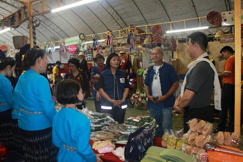 นครพนม-รองผู้ว่าราชการจังหวัดนครพนม เยี่ยมชมและให้กำลังใจหมู่บ้าน OTOP Village ในงานเปิดกิจกรรมการเชื่อมโยงการตลาดท่องเที่ยวฯ