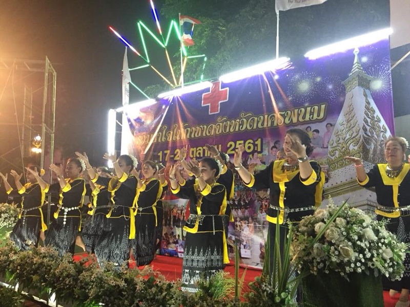 นครพนม-หมู่บ้าน OTOP เพื่อการท่องเที่ยว (OTOP Village) บ้านนาถ่อนเหนือ ร่วมแสดงศิลปวัฒธรรม ในงานประเพณีไหลเรือไฟและงานกาชาดจังหวัดนครพนม