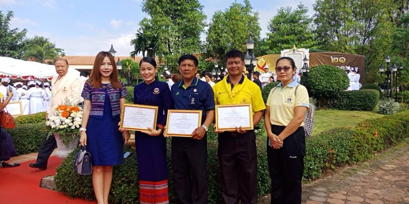 นครพนม-ผู้นำ อช. รับประกาศนียบัตร ในงานเทิดพระเกียรติสมเด็จพระศรีนครินทรา บรมราชชนนี จังหวัดนครพนม ประจำปี 2561