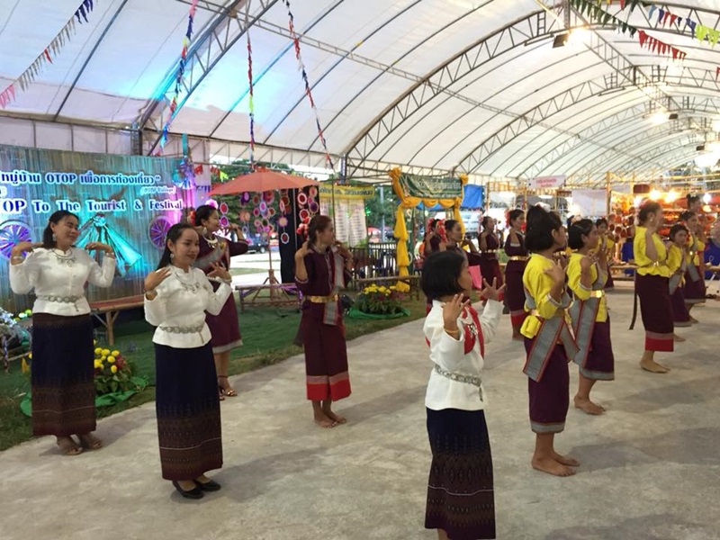 นครพนม-หมู่บ้าน OTOP Village บ้านโคกสวาท ร่วมแสดงศิลปวัฒธรรม ในงานประเพณีไหลเรือไฟและงานกาชาดจังหวัดนครพนม