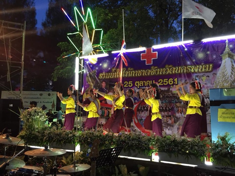 นครพนม-หมู่บ้าน OTOP Village บ้านโคกสวาท ร่วมแสดงศิลปวัฒธรรม ในงานประเพณีไหลเรือไฟและงานกาชาดจังหวัดนครพนม
