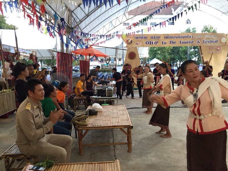 นครพนม-หมู่บ้าน OTOP Village หมู่บ้านแห่งเสียงดนตรี บ้านท่าเรือ ร่วมแสดงศิลปวัฒธรรม ในงานประเพณีไหลเรือไฟและงานกาชาดจังหวัดนครพนม