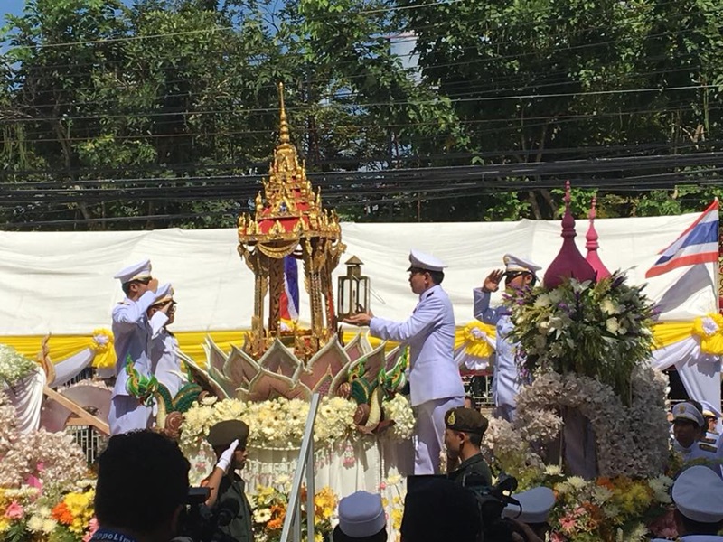 นครพนม-อัญเชิญไฟพระฤกษ์และขบวนแห่ปราสาทผึ้ง ก่อนพิธีเปิดประเพณีไหลเรือไฟประจำปี 2561