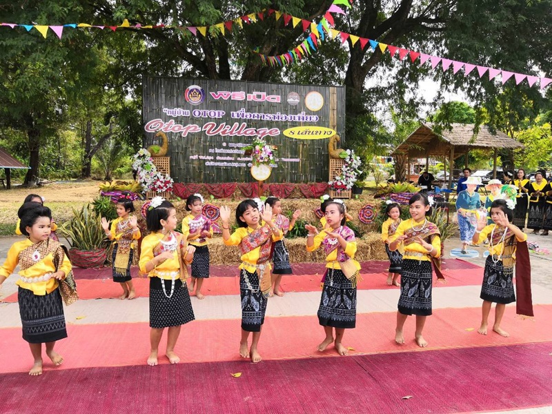 นครพนม-เปิดตัวหมู่บ้าน OTOP เพื่อการท่องเที่ยว (OTOP Village) 8 เส้นทาง หมู่บ้านนาถ่อน