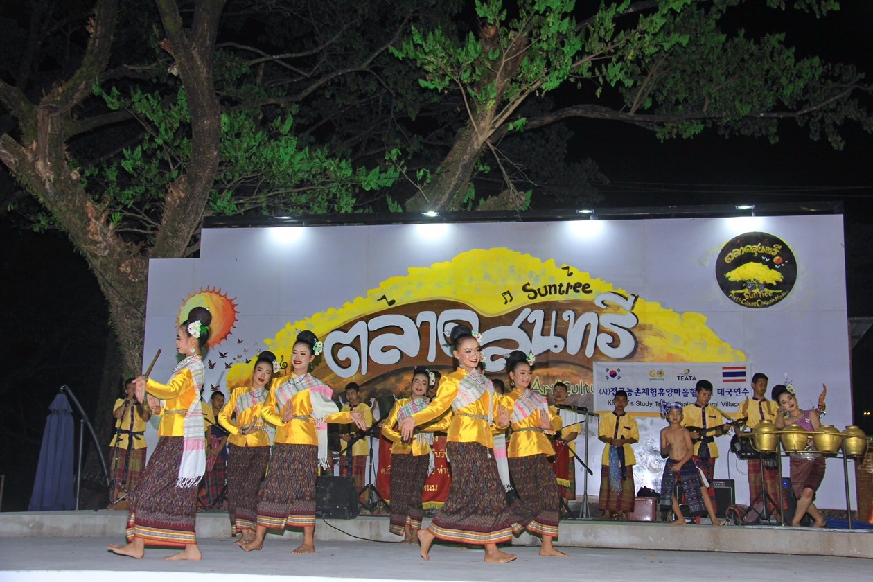 นครพนม-เวทีเสวนาการท่องเที่ยวชุมชน ร่วมกับสมาคมท่องเที่ยวชนบทเกาหลีใต้และสมาคมท่องเที่ยวเชิงอนุรักษ์และผจญภัย