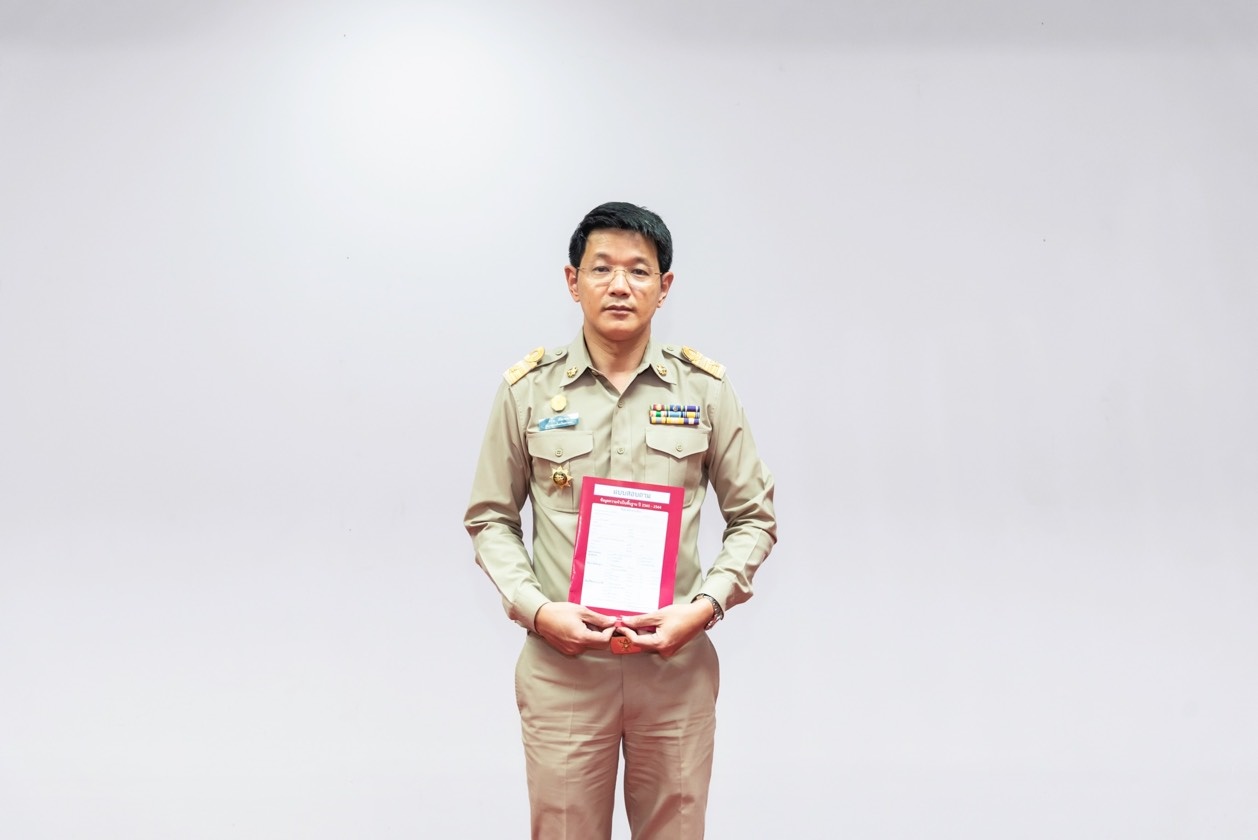 นายแบบสุดหล่อ! ผู้ว่าฯ นครพนมให้เกียรติถ่ายภาพประชาสัมพันธ์การจัดเก็บข้อมูล จปฐ. และ กชช.2ค ประจำปี 2562