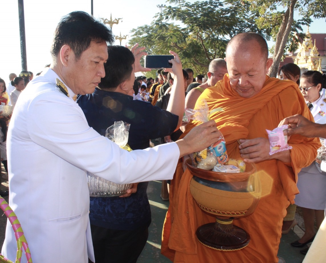 นครพนม ร่วมพิธีทำบุญตักบาตรเนื่องใน “วันชาติและวันพ่อแห่งชาติ”