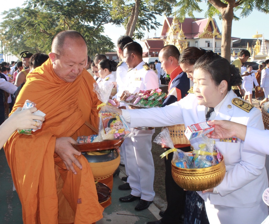 นครพนม ร่วมพิธีทำบุญตักบาตรเนื่องใน “วันชาติและวันพ่อแห่งชาติ”