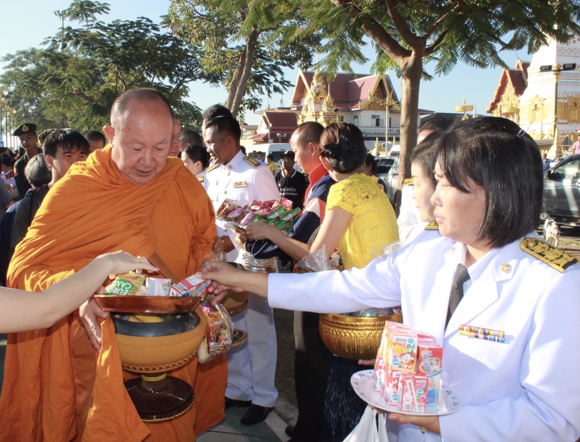 นครพนม ร่วมพิธีทำบุญตักบาตรเนื่องใน “วันชาติและวันพ่อแห่งชาติ”
