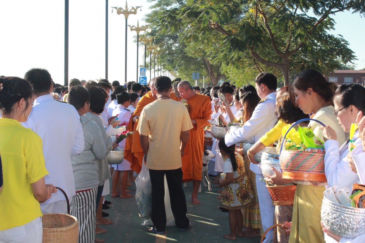 นครพนม ร่วมพิธีทำบุญตักบาตรเนื่องใน “วันชาติและวันพ่อแห่งชาติ”