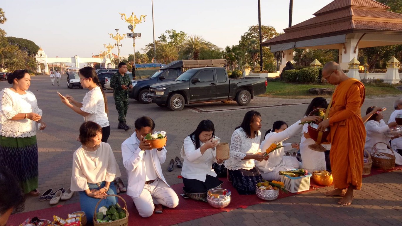 นครพนม “ผู้ว่า พาทำบุญ”
