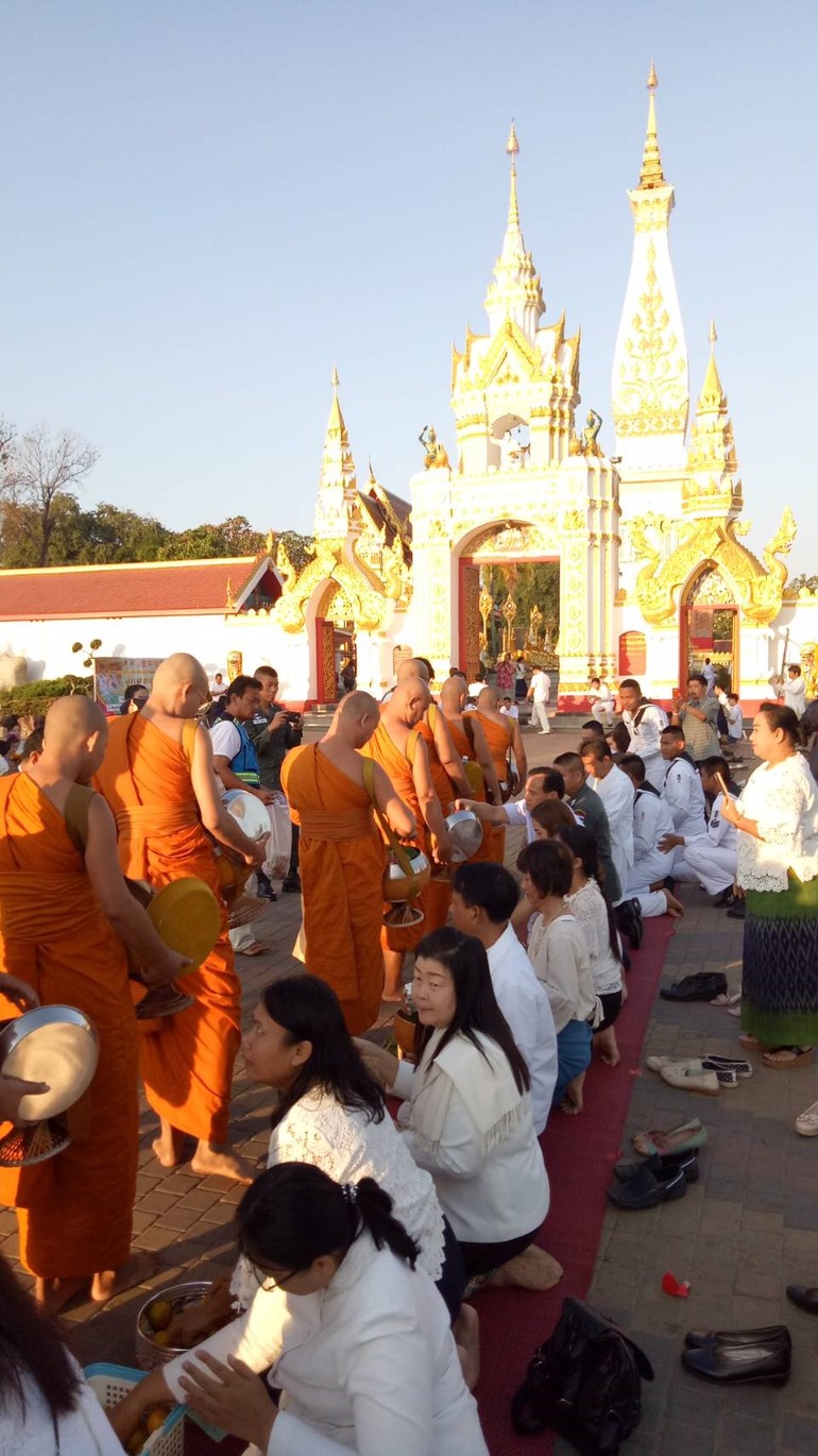 นครพนม “ผู้ว่า พาทำบุญ”