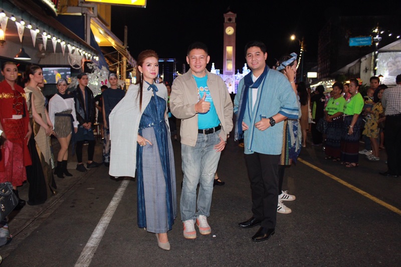 ?นครพนม เดินแบบสุดยอด “ผ้าไทย ไม่เชย” ภายใต้งาน Winter Festival