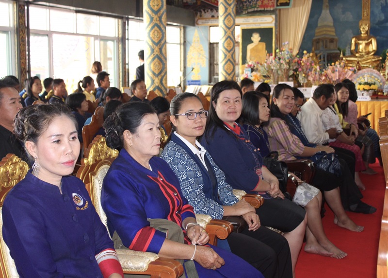 ?นครพนม ทอดผ้าป่าสมทบกองทุนอาสาพัฒนาชุมชนจังหวัดนครพนม