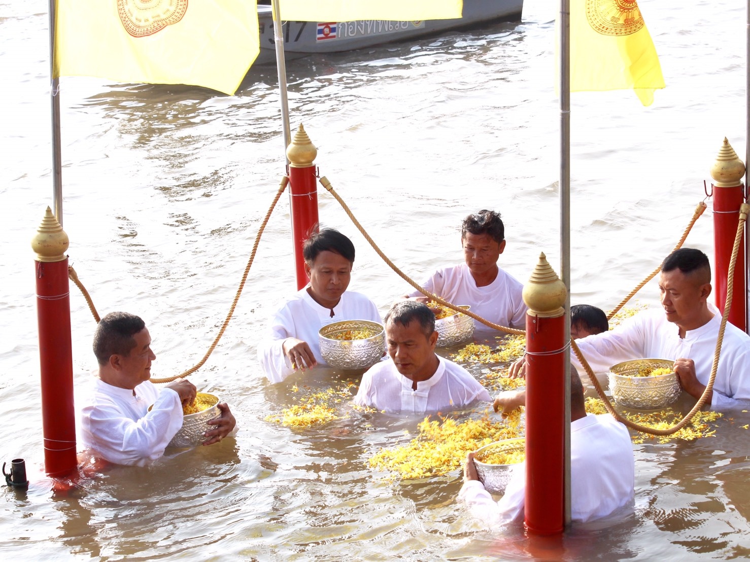 ?นครพนมร่วมพิธีขบวนแห่อัญเชิญพระอุปคุตจากริมฝั่งแม่น้ำโขง ในงานนมัสการพระธาตุพนม ปี 2562
