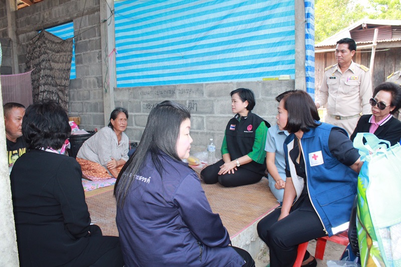 ?นครพนม ลงพื้นเยี่ยมครัวเรือนยากจนตามโครงการ “นครพนม สร้างสังคมอุดมสุข”