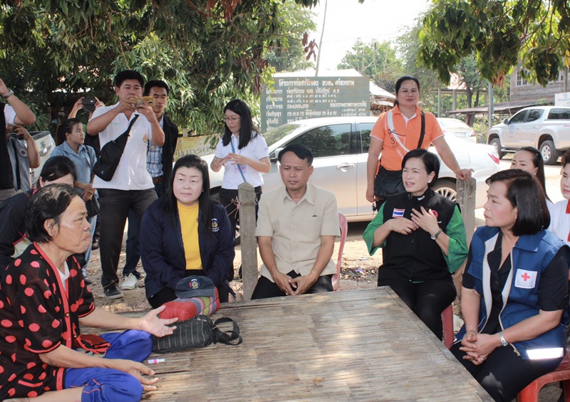 ?นครพนม ลงพื้นเยี่ยมครัวเรือนยากจนตามโครงการ “นครพนม สร้างสังคมอุดมสุข”