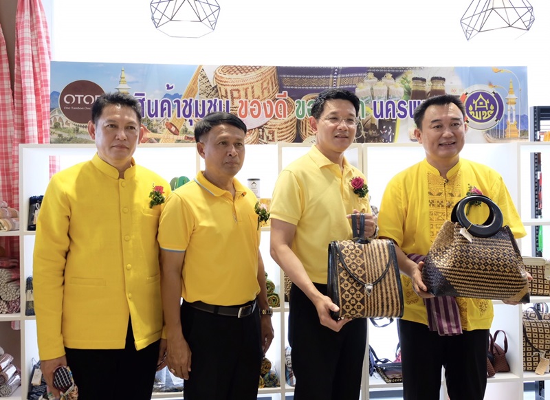ริษัท ซีพี ออลล์ จำกัด (มหาชน) ร่วมกับ สำนักงานพัฒนาชุมชนจังหวัดนครพนม นำผลิตภัณฑ์ OTOP เข้าจำหน่ายที่ร้าน 7 – Eleven สาขาแลนด์มาร์คพญาศรีสัตตนาคราช