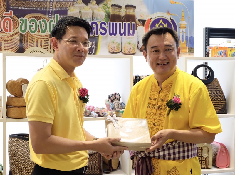 ริษัท ซีพี ออลล์ จำกัด (มหาชน) ร่วมกับ สำนักงานพัฒนาชุมชนจังหวัดนครพนม นำผลิตภัณฑ์ OTOP เข้าจำหน่ายที่ร้าน 7 – Eleven สาขาแลนด์มาร์คพญาศรีสัตตนาคราช