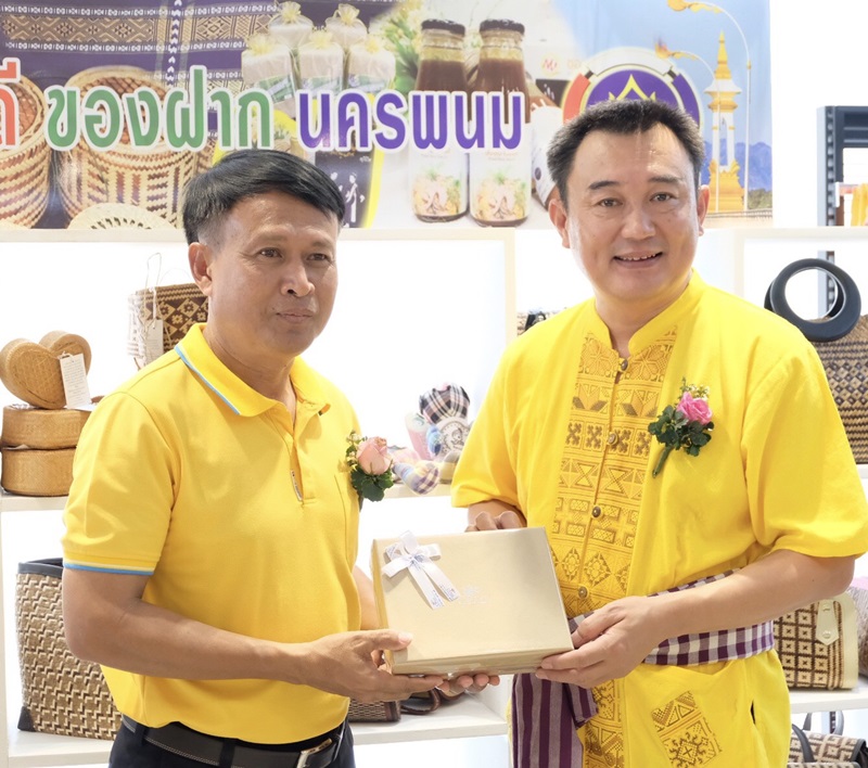 ริษัท ซีพี ออลล์ จำกัด (มหาชน) ร่วมกับ สำนักงานพัฒนาชุมชนจังหวัดนครพนม นำผลิตภัณฑ์ OTOP เข้าจำหน่ายที่ร้าน 7 – Eleven สาขาแลนด์มาร์คพญาศรีสัตตนาคราช