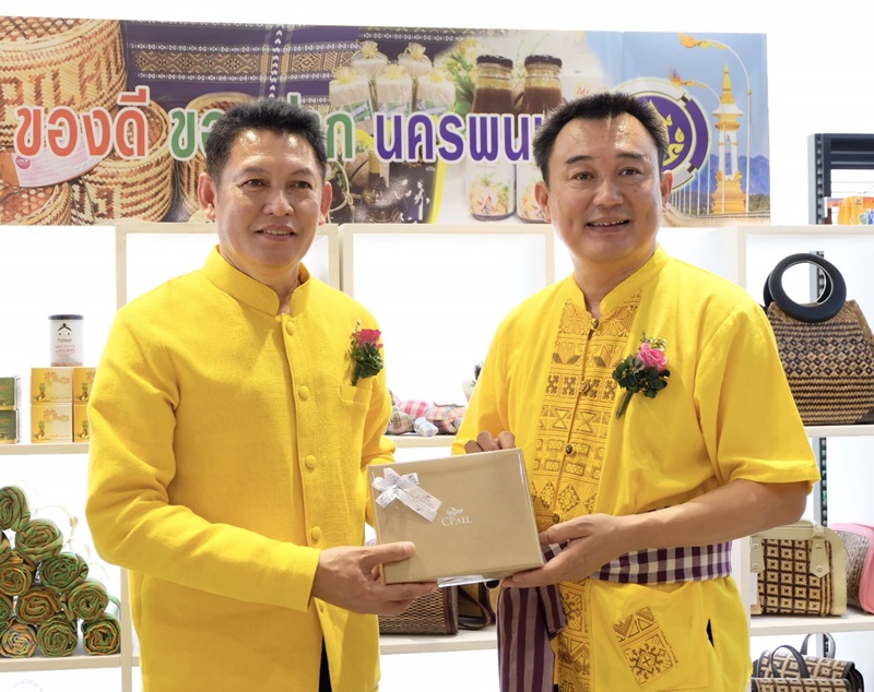 ริษัท ซีพี ออลล์ จำกัด (มหาชน) ร่วมกับ สำนักงานพัฒนาชุมชนจังหวัดนครพนม นำผลิตภัณฑ์ OTOP เข้าจำหน่ายที่ร้าน 7 – Eleven สาขาแลนด์มาร์คพญาศรีสัตตนาคราช