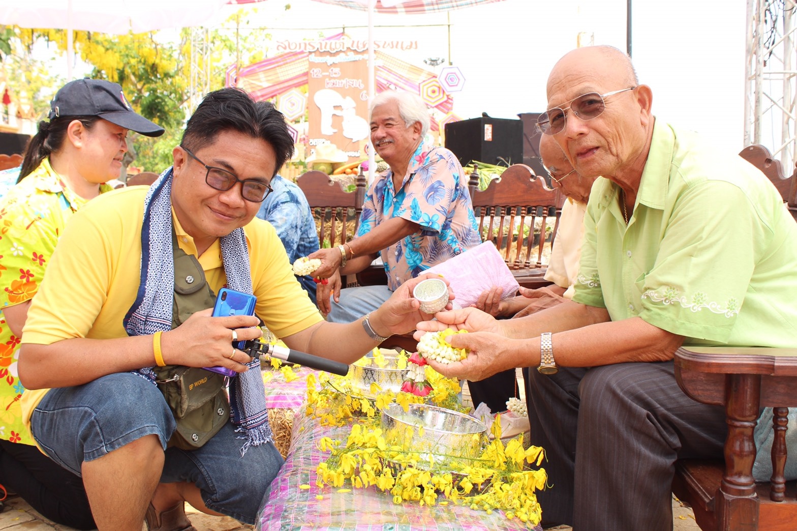 @นครพนม : พช. ร่วมสืบสานประเพณีรดน้ำขอพร เนื่องในเทศกาลสงกรานต์ 2562