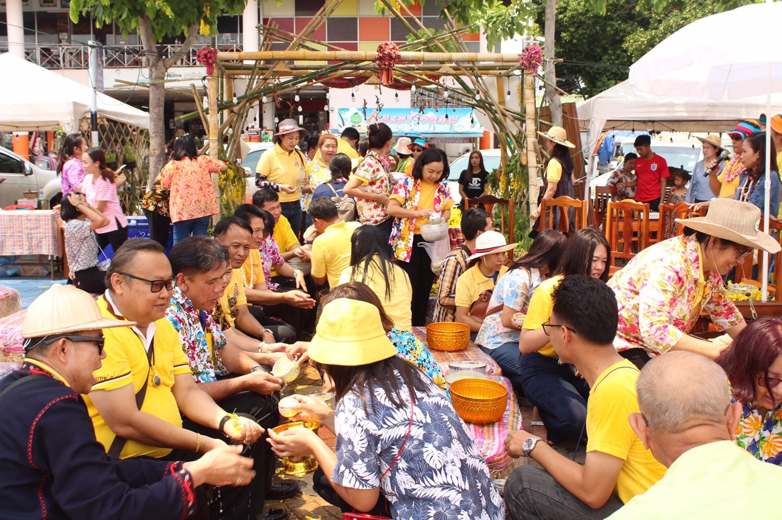 @นครพนม : พช. ร่วมสืบสานประเพณีรดน้ำขอพร เนื่องในเทศกาลสงกรานต์ 2562