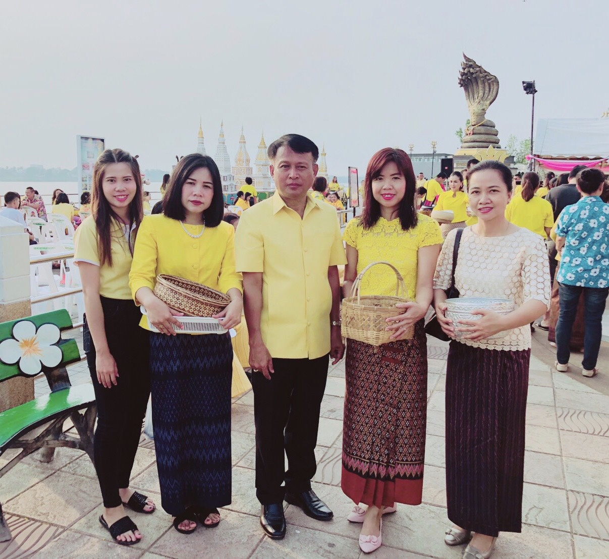 @นครพนม : ทำบุญตักบาตร (เทศบาล) เนื่องในวันปีใหม่ไทย 2562