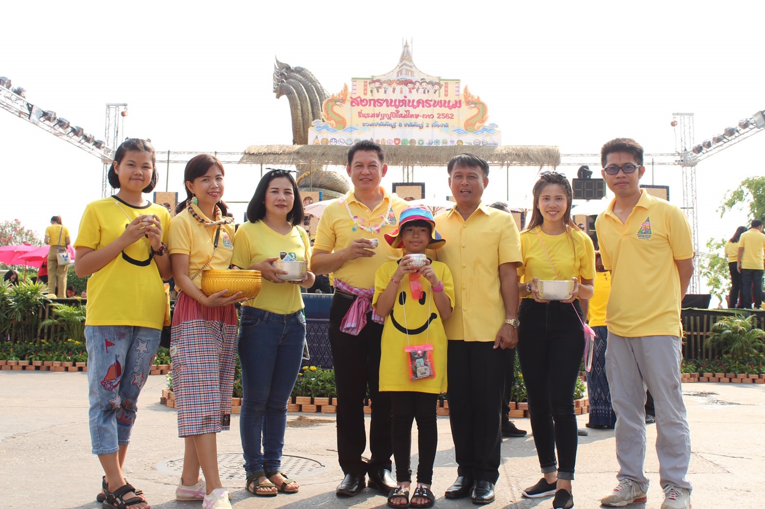 @นครพนม : รดน้ำขอพรผู้ว่าฯ เนื่องในวันปีใหม่ไทย 2562
