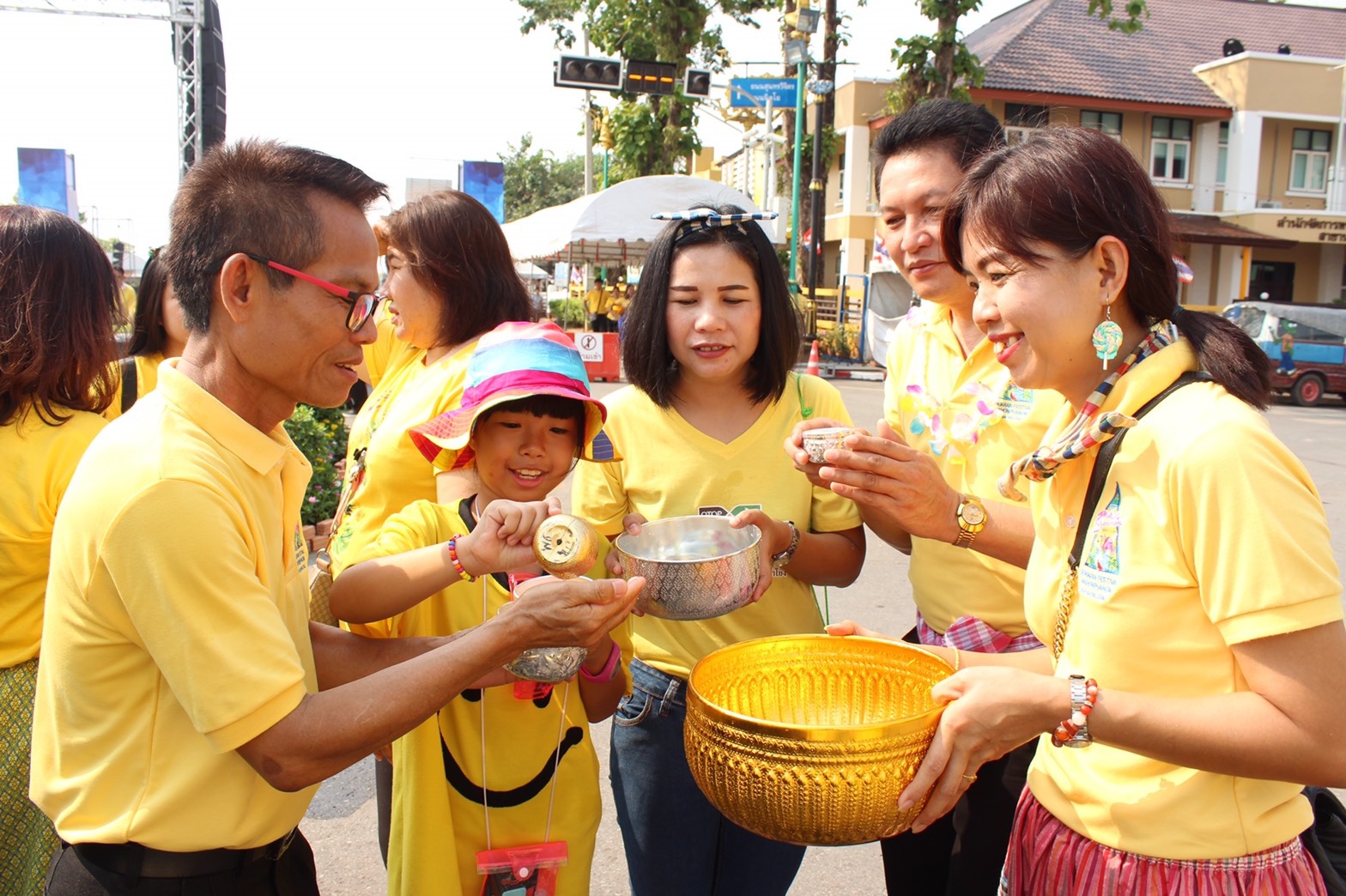 @นครพนม : รดน้ำขอพรผู้ว่าฯ เนื่องในวันปีใหม่ไทย 2562