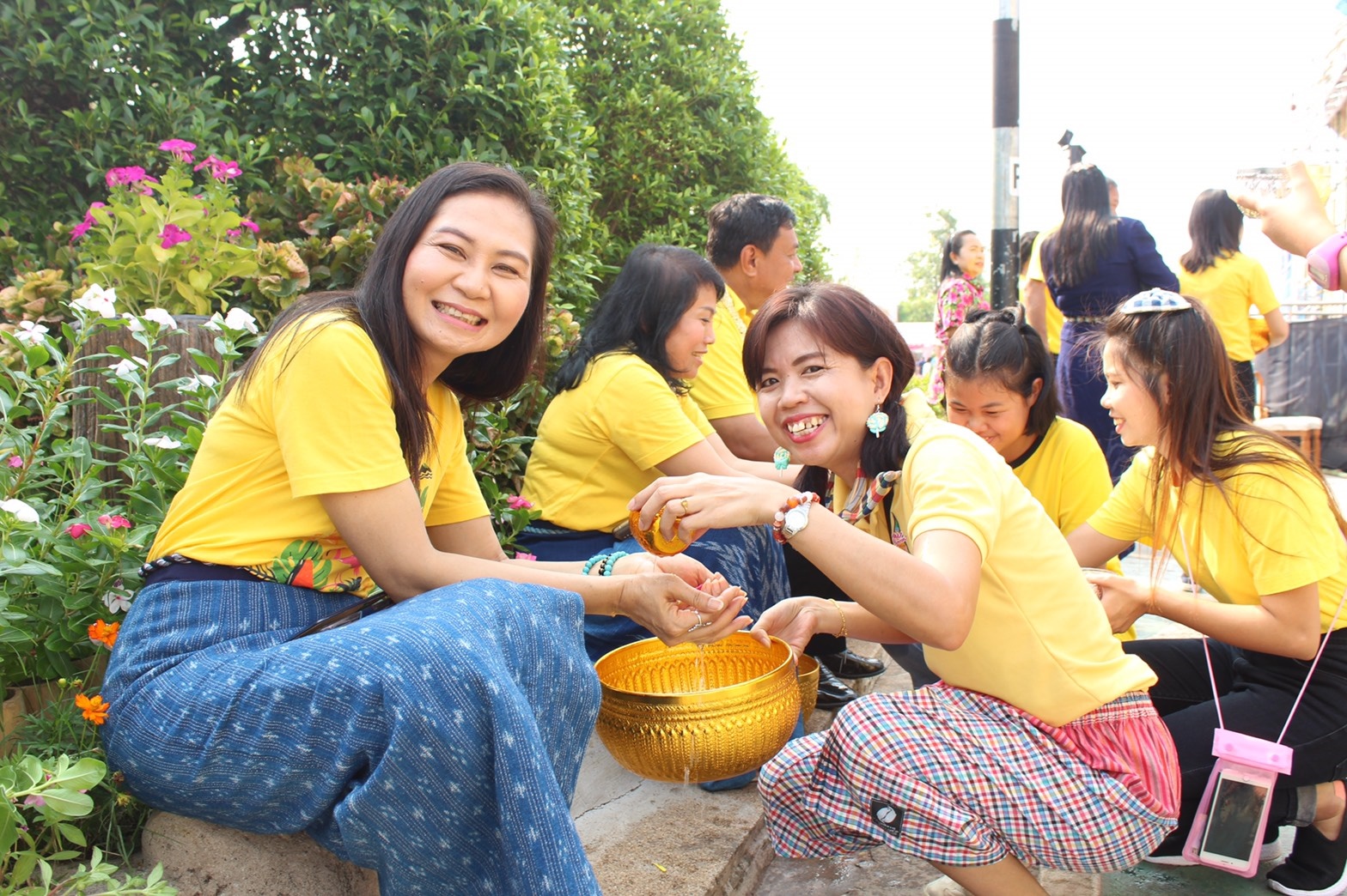 @นครพนม : รดน้ำขอพรผู้ว่าฯ เนื่องในวันปีใหม่ไทย 2562