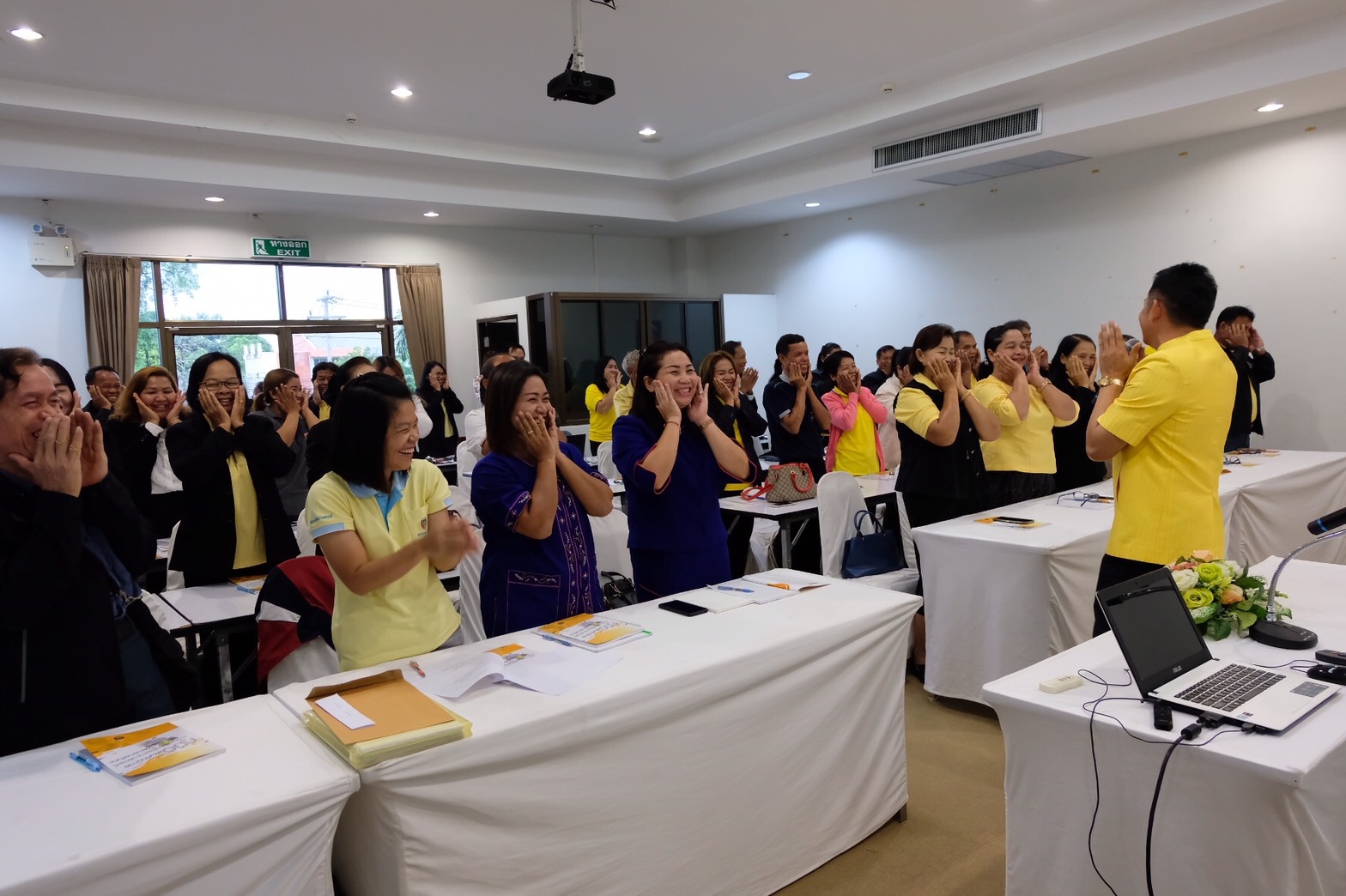 คลินิคสร้างสุขกองทุนชุมชน (Move for Fund Team)