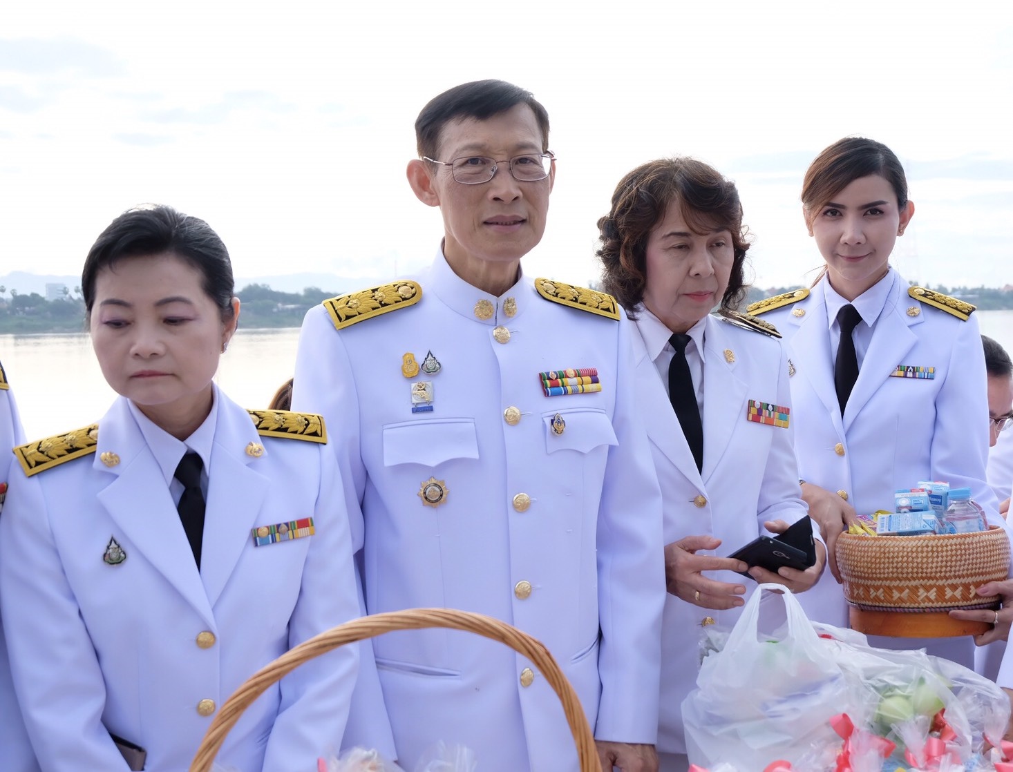 พิธีทำบุญตักบาตรถวายเป็นพระราชกุศล