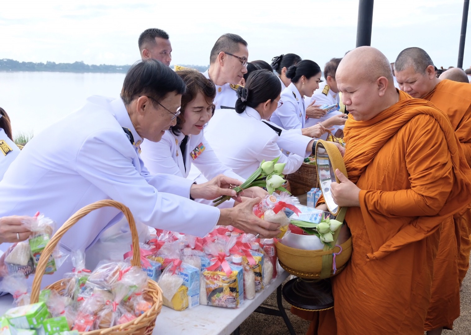 พิธีทำบุญตักบาตรถวายเป็นพระราชกุศล