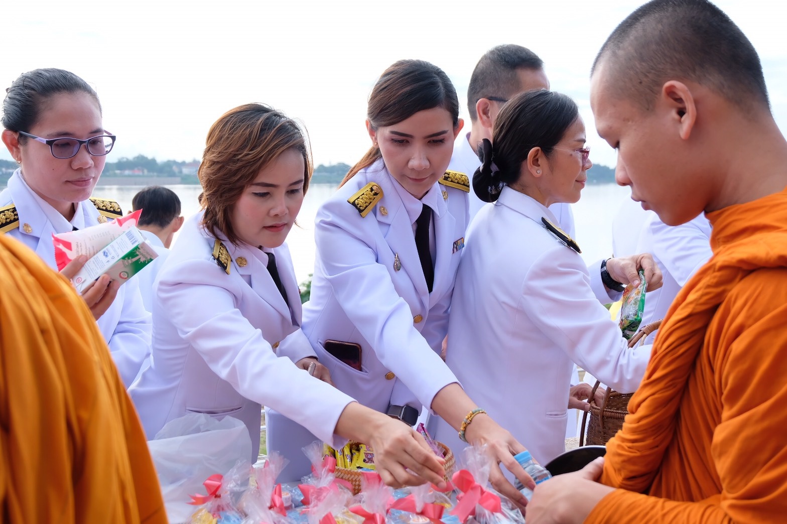 พิธีทำบุญตักบาตรถวายเป็นพระราชกุศล
