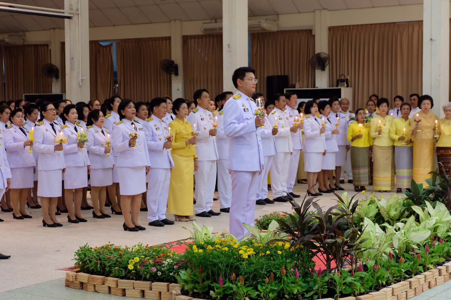 พิธีถวายเครื่องราชสักการะและจุดเทียนถวายพระพรชัยมงคล
