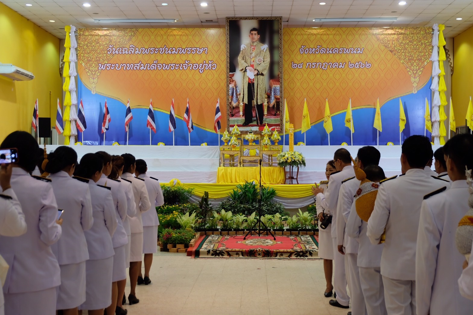 พิธีถวายเครื่องราชสักการะและจุดเทียนถวายพระพรชัยมงคล