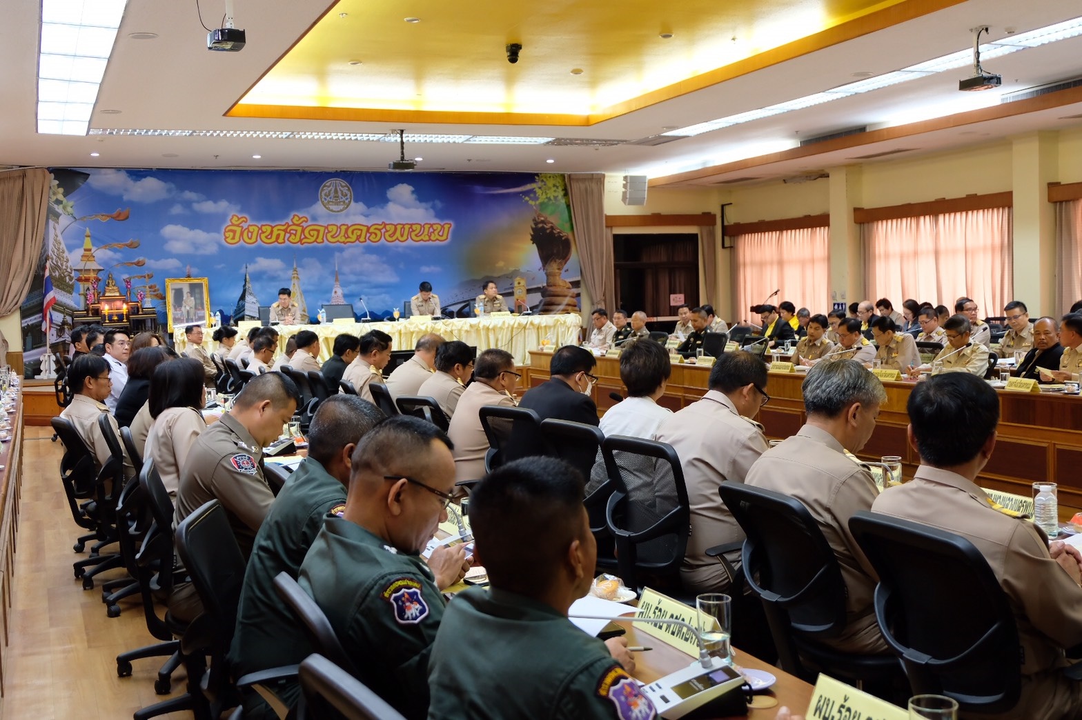 ประชุมคณะกรมการจังหวัด หัวหน้าส่วนราชการ หัวหน้าหน่วยงาน นายอำเภอทุกอำเภอ