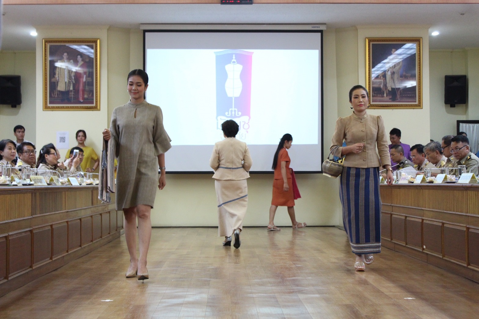 ประชุมประจำเดือนคณะกรมการจังหวัด/หัวหน้าส่วนราชการ/หัวหน้าหน่วยงาน/นายอำเภอทุกอำเภอ จังหวัดนครนพม