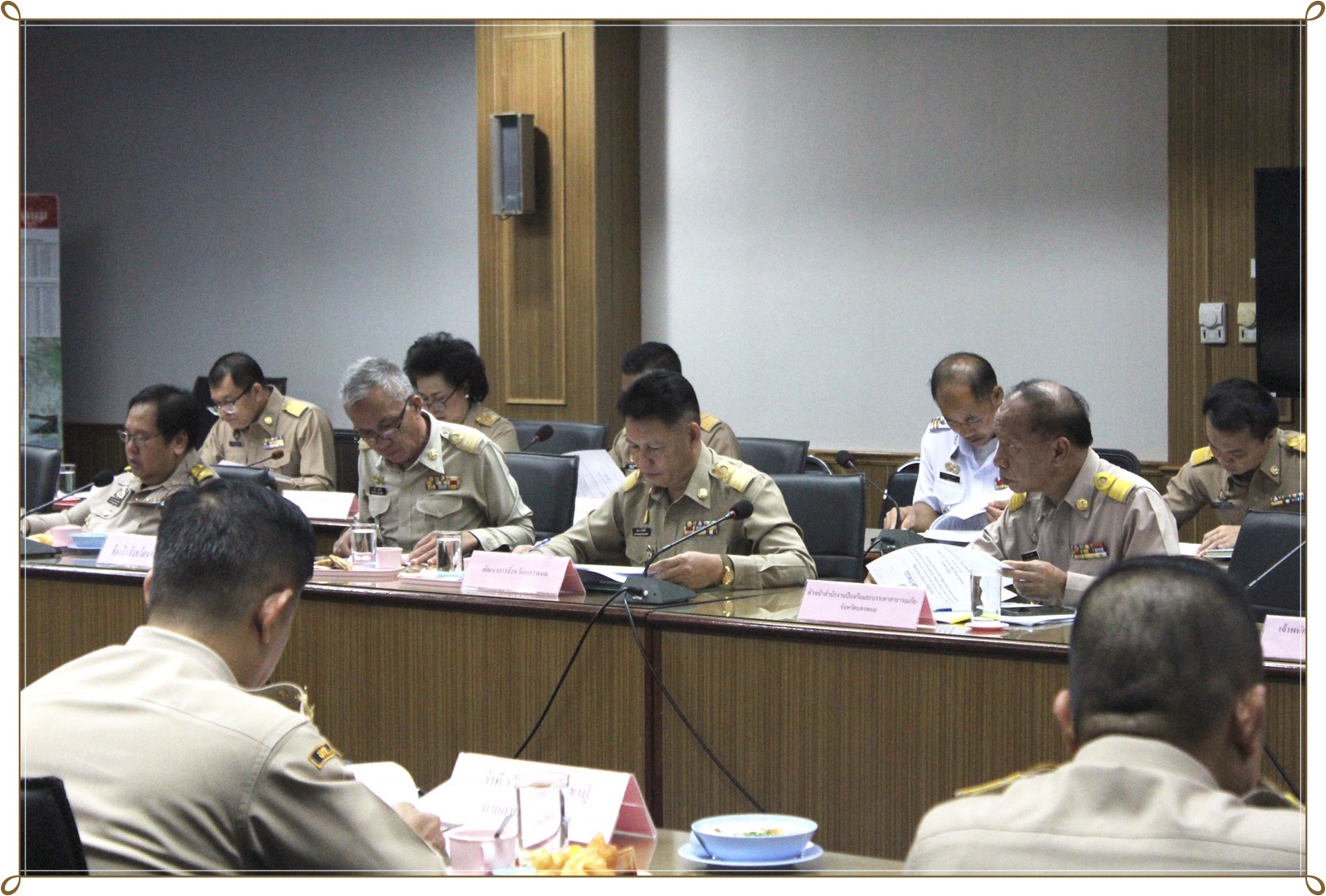 ประชุมหารือข้อราชการสำคัญของกระทรวงมหาดไทยผ่านระบบวิดีทัศน์ทางไกล (Video Conference)