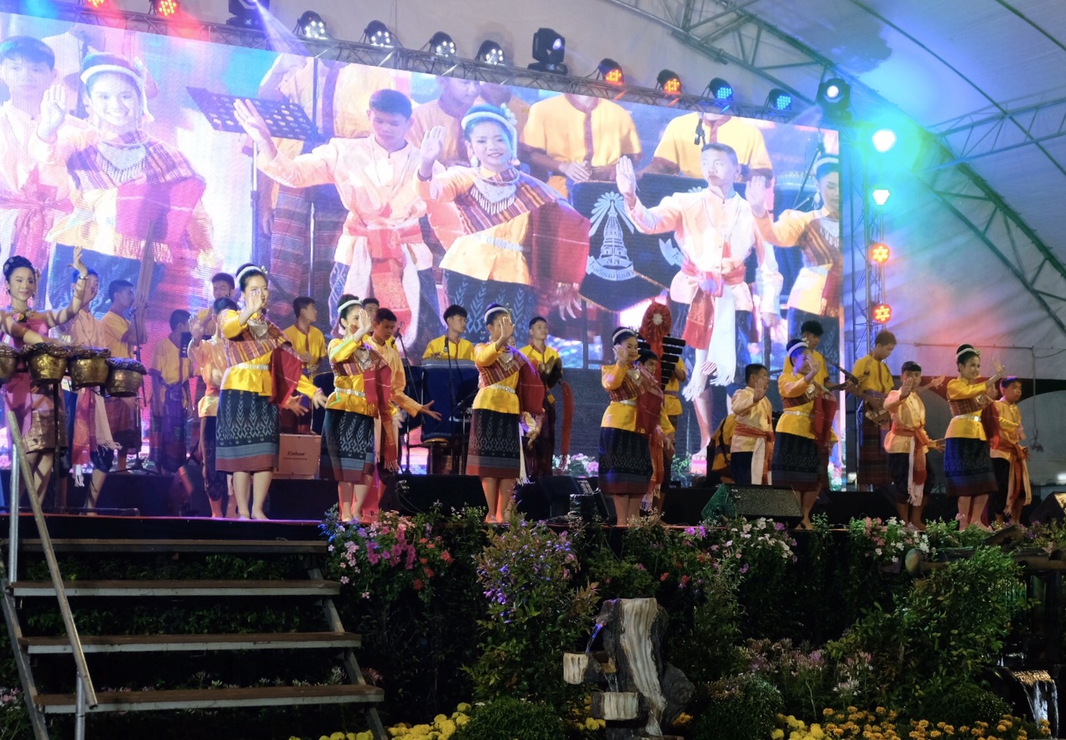 เปิดงานประเพณีไหลเรือไฟและงานกาชาดจังหวัดนครพนม ประจำปี 2562